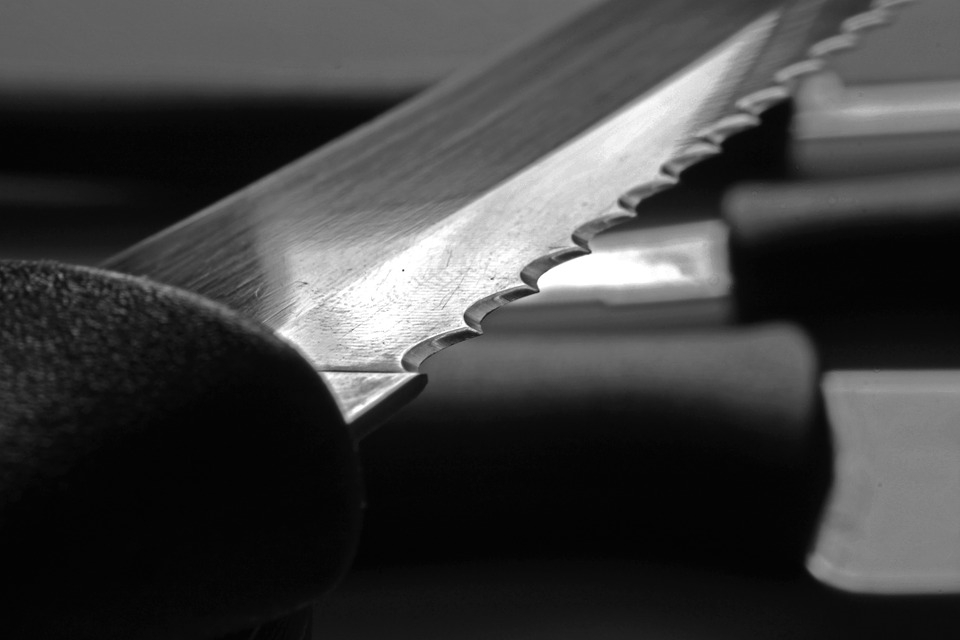 Newcastle SAPS Station Commander addresses using knives for self defence