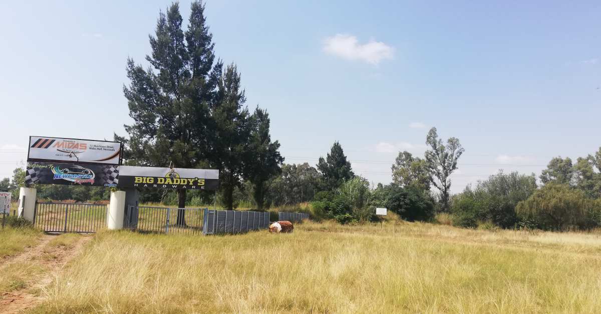 Man murders girlfriend at Oval Track