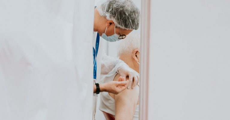 Senior citizens can now register online for COVID-19 vaccinations