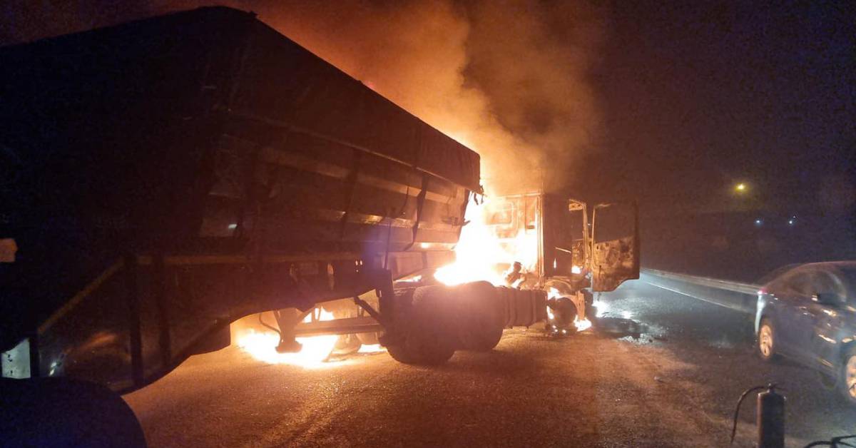 Protestors burn three trucks and bakkie on N2, between Ermelo and Piet Retief