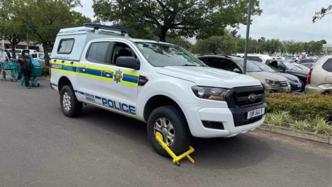 Illegal parking at Amajuba Mall