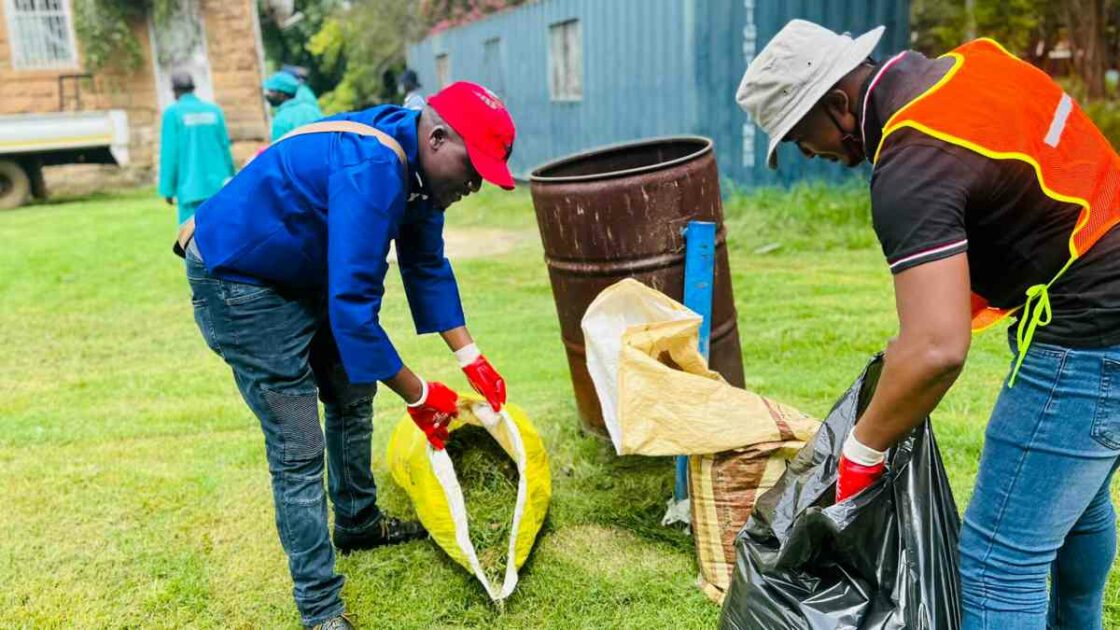  Utrecht mayor leads by example cleaning and fixing the town