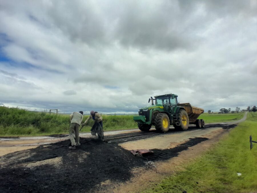 Farmer begin repairing the road to Ntshingwayo (Chelmsford) Dam