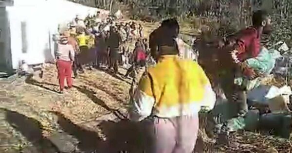 WATCH: Looters swarm another N11 truck crash site on Amajuba Pass