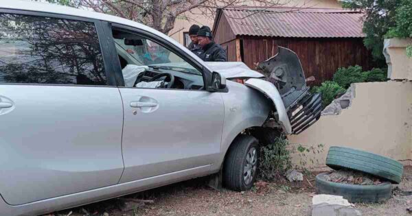 Morning mayhem: Vehicle smashes into wall on Drakensberg Drive