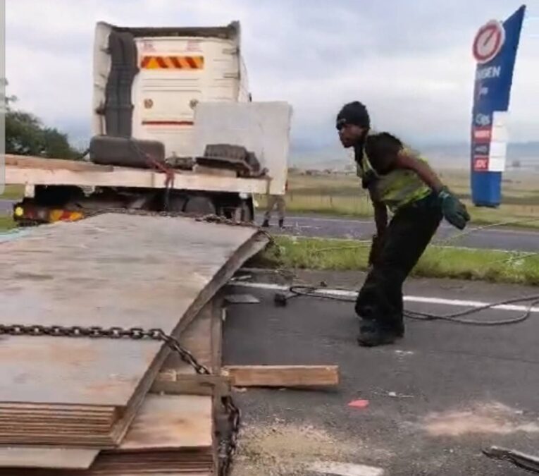 N3 Tugela Toll Plaza crash