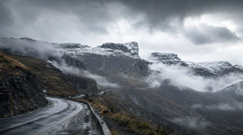 Cold wet weather over the KZN Drakensberg as snow risk builds near Van Reenen’s Pass
